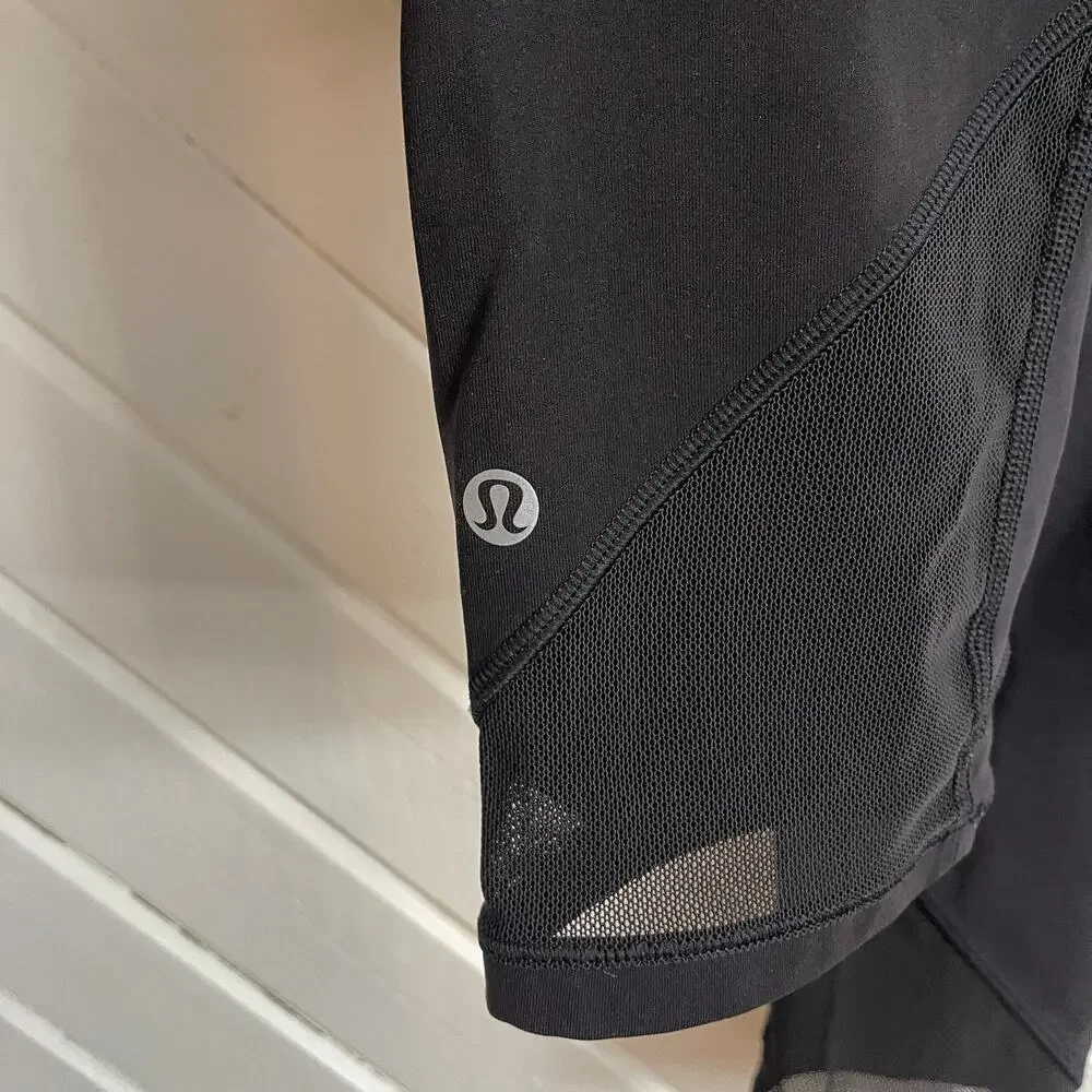 Lululemon Black Cropped Leggings Mesh Inserts Pockets Size 4